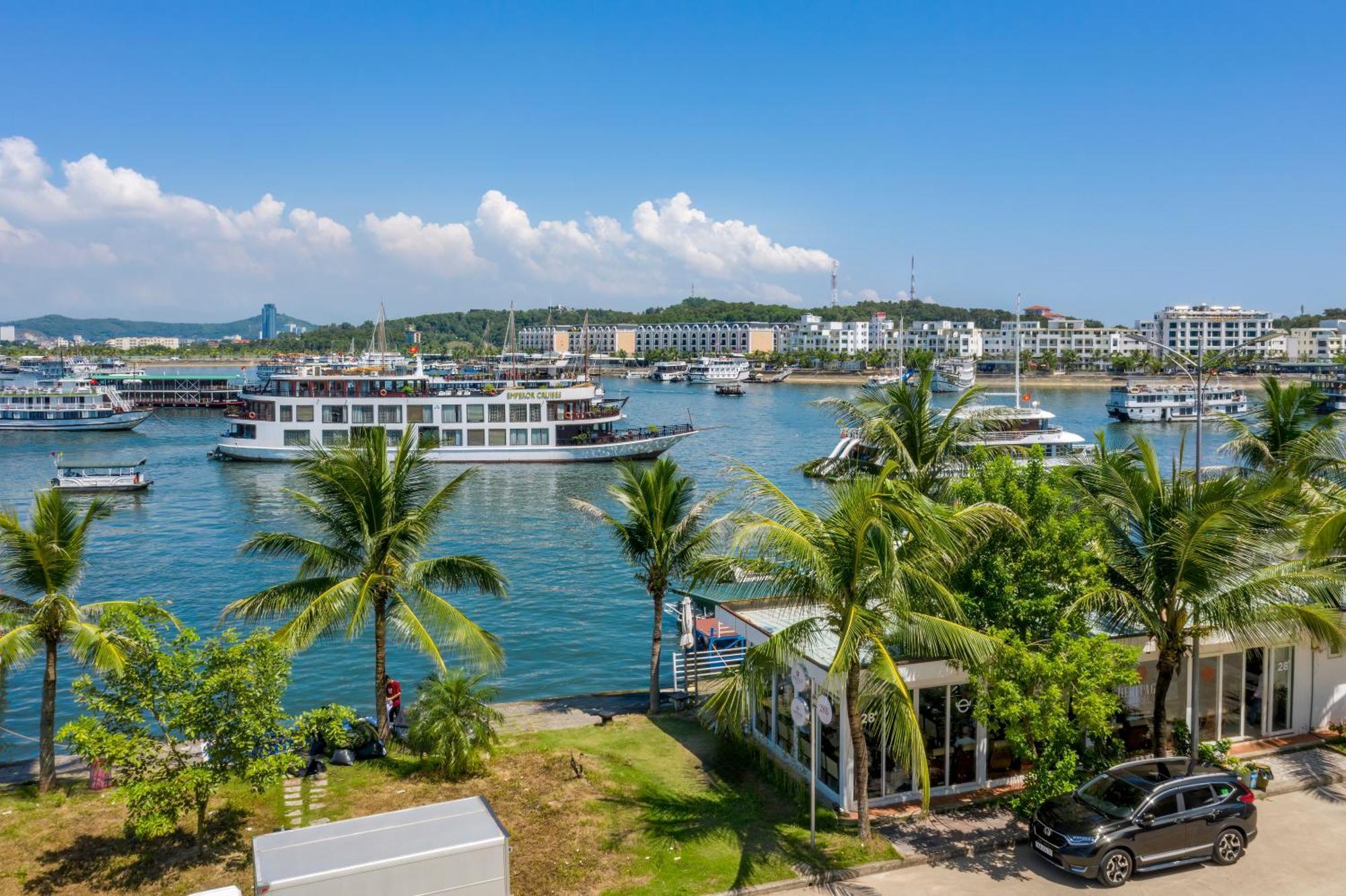 Hotel Emperor Cruises Legacy Hạ Long Exterior foto