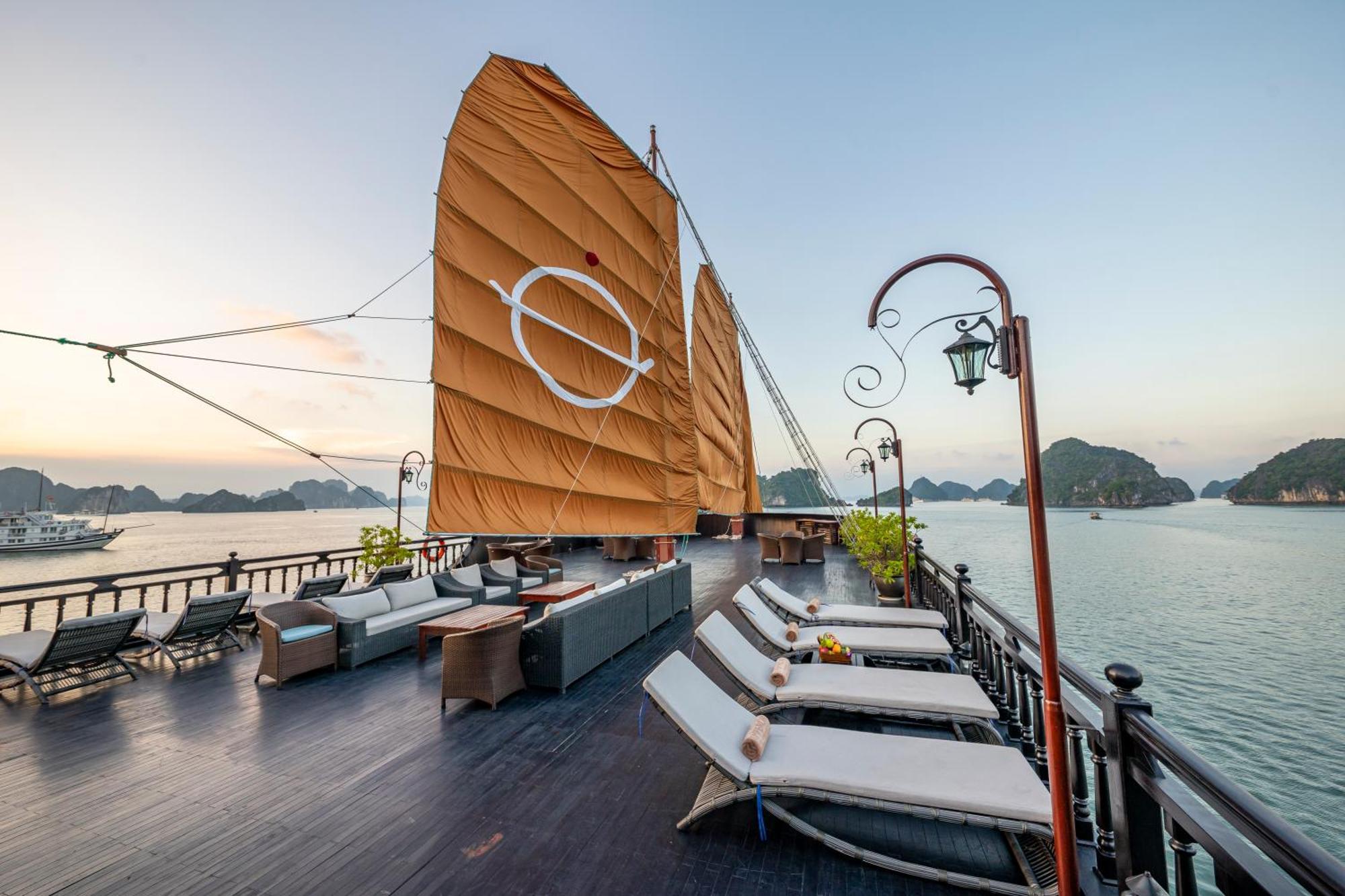 Hotel Emperor Cruises Legacy Hạ Long Exterior foto