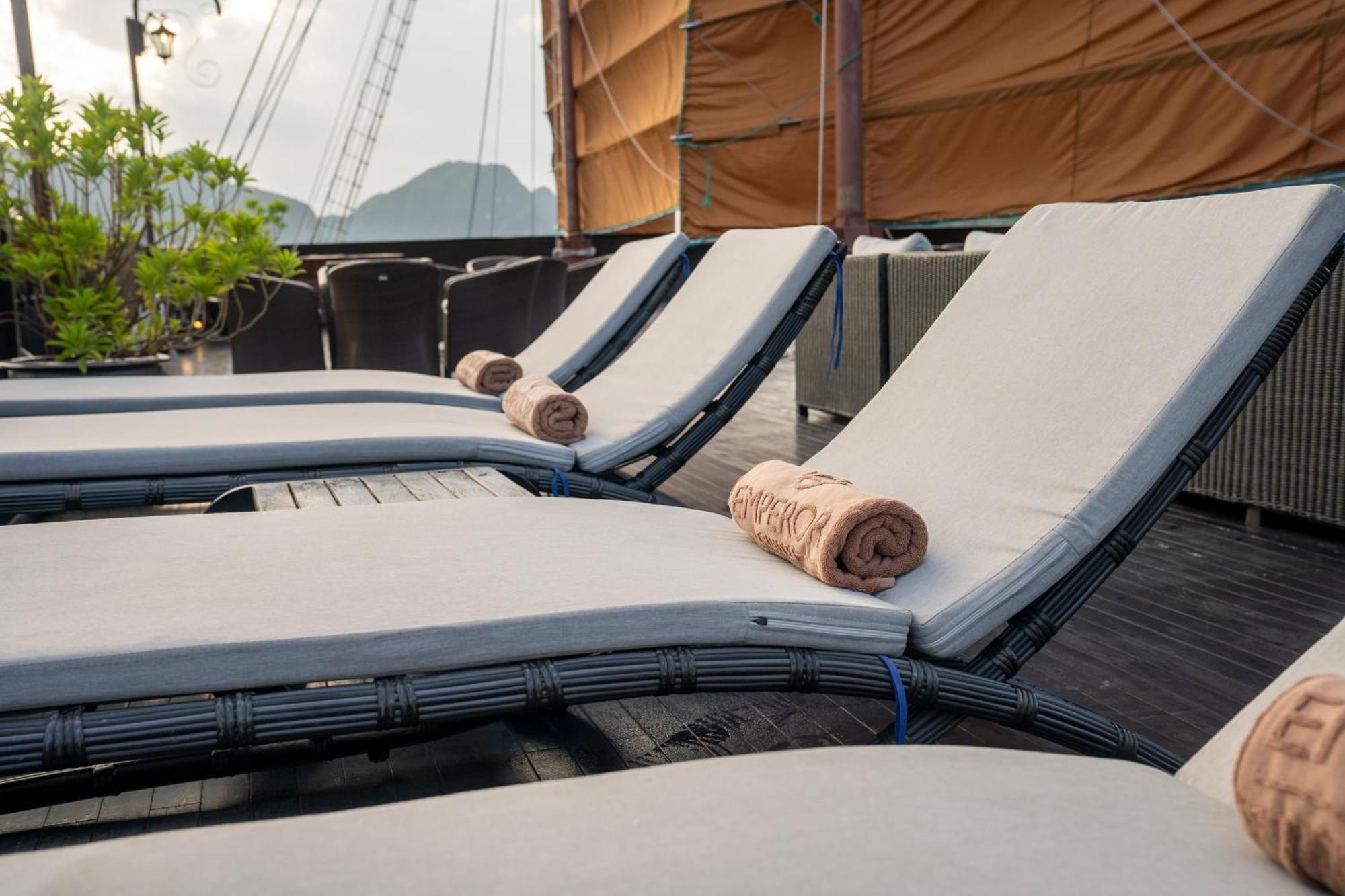 Hotel Emperor Cruises Legacy Hạ Long Exterior foto