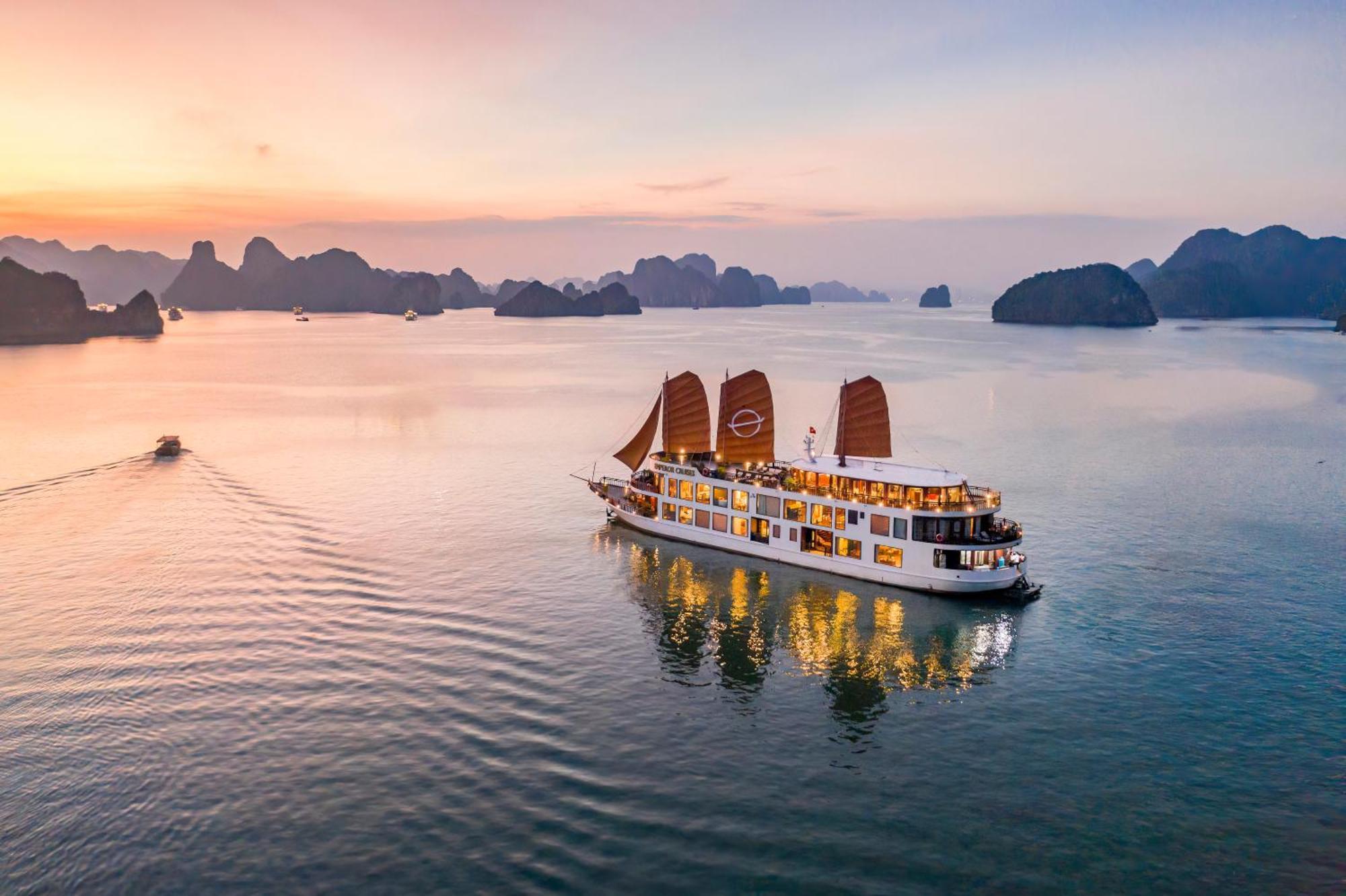 Hotel Emperor Cruises Legacy Hạ Long Exterior foto