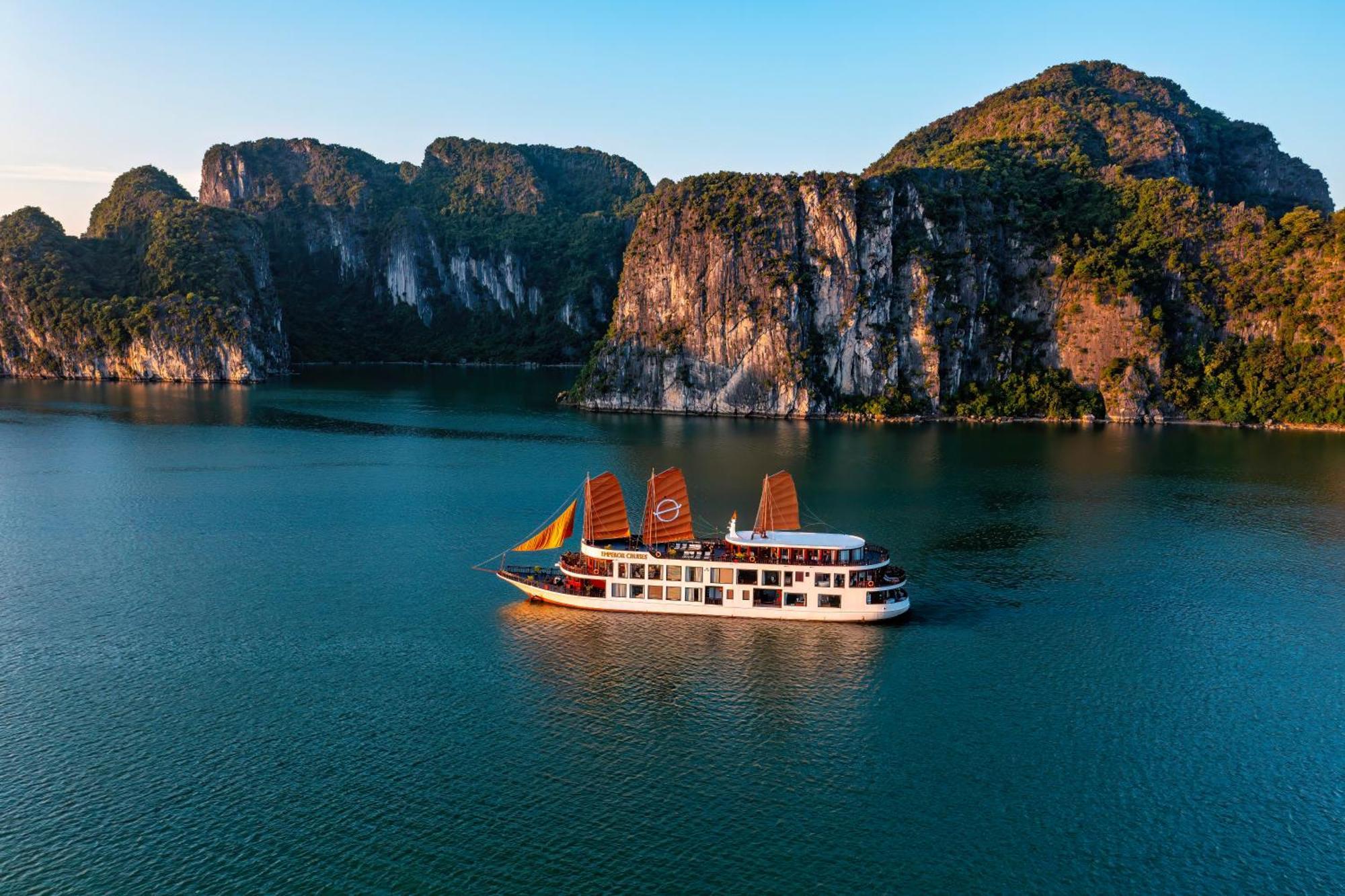 Hotel Emperor Cruises Legacy Hạ Long Exterior foto