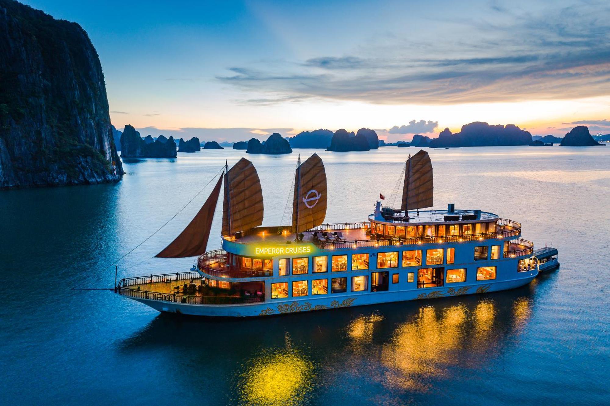Hotel Emperor Cruises Legacy Hạ Long Exterior foto